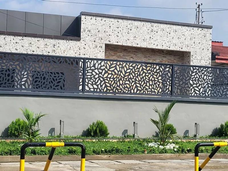 تركيب سواتر حديد قص ليزر فاخرة للأسوار الخارجية والواجهات في جدة من درع المملكة للمظلات