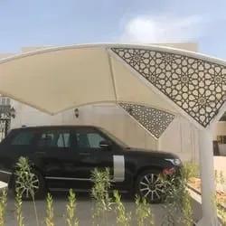 تركيب مظلات سيارات مقوسة مع تصاميم ليزر جانبية في جدة