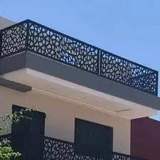 تركيب سواتر حديد قص ليزر بتصاميم هندسية في جدة — درع المملكة للمظلات