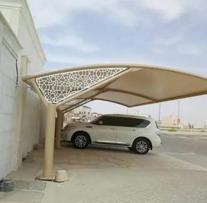 تركيب مظلات سيارات مقوسة مع أطراف قص ليزر أنيقة في جدة
