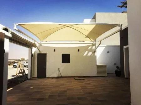 تركيب مظلات سيارات معلقة بتصميم متين لمواقف السيارات في جدة من درع المملكة للمظلات