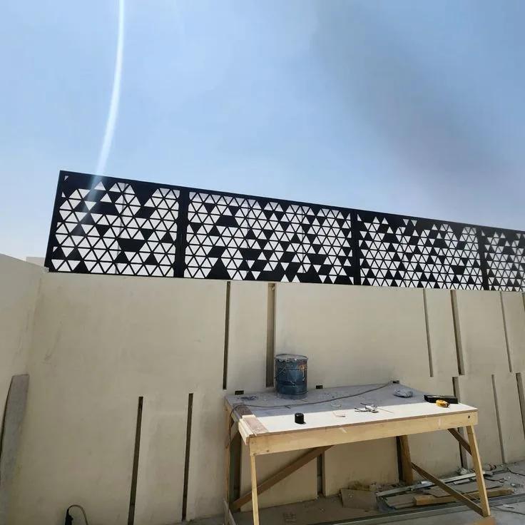 تركيب سواتر حديد قص ليزر بتصميم هندسي للأسوار الخارجية في جدة من درع المملكة للمظلات