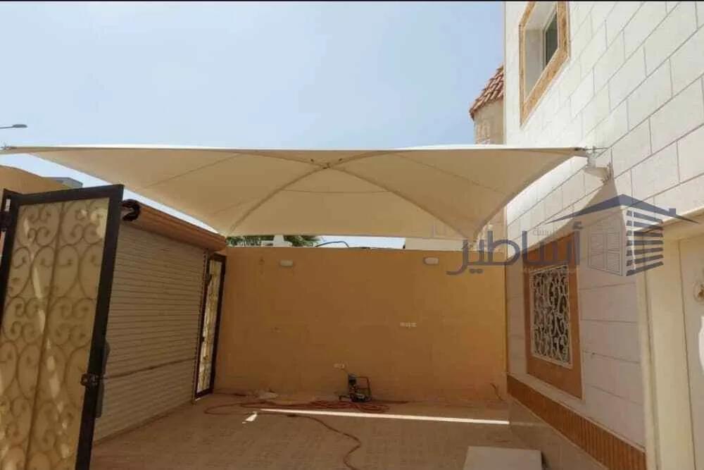 تركيب مظلات سيارات شد إنشائي بتصميم مقوس أنيق في جدة درع المملكة للمظلات