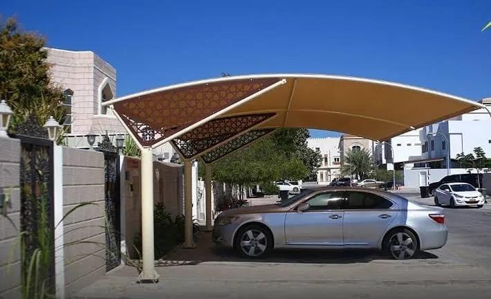 مشروع تركيب مظلات سيارات مقوسة مع أطراف ديكورية بمدينة جدة
