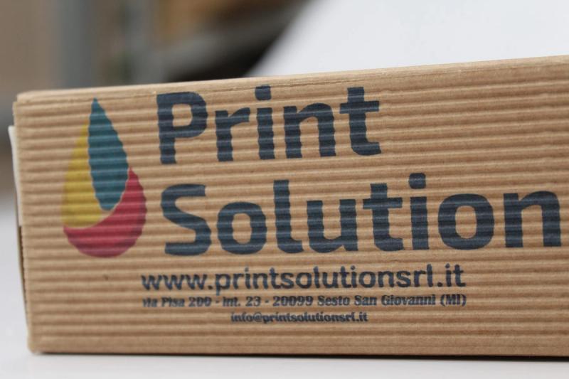 Dettaglio della stampa del logo sull'onda del cartone