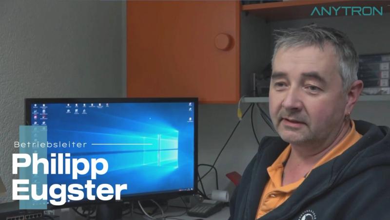 Philipp Eugster davanti al monitor della postazione di stampa