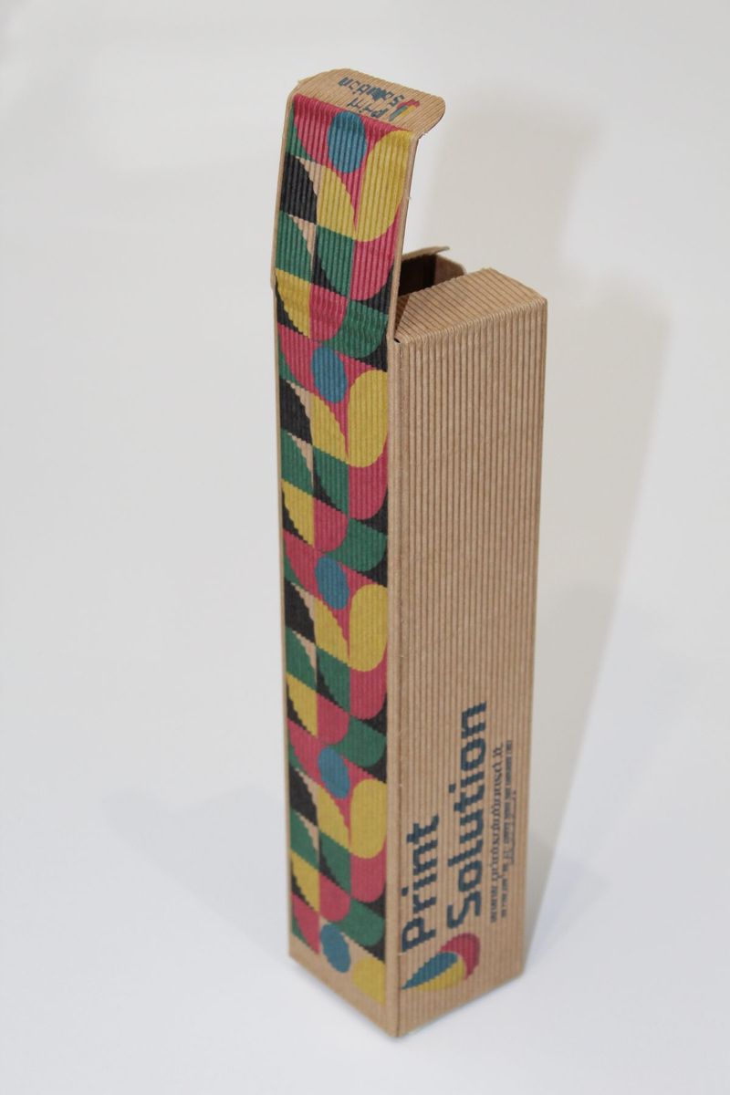 Porta bottiglia olio in cartone ondulato avana con motivo geometrico a colori