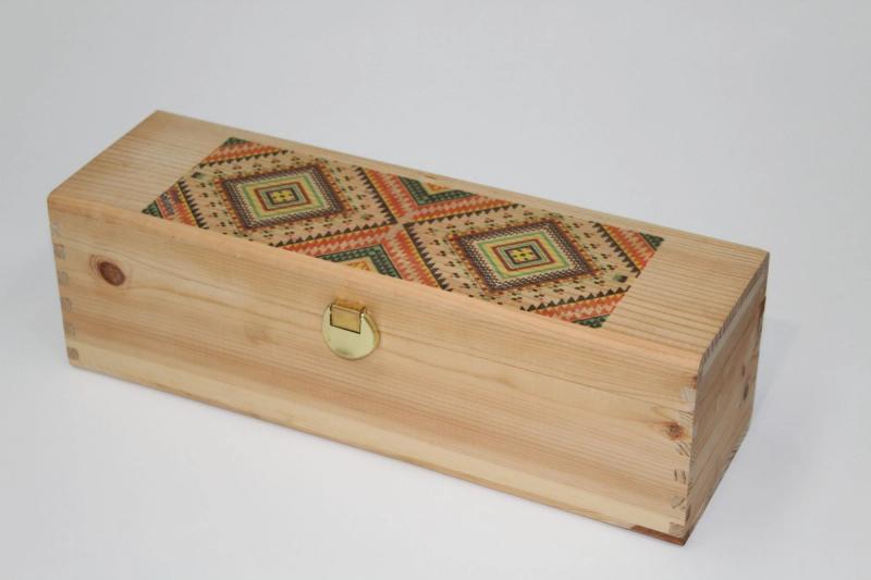 Box portabottiglia in legno con motivo geometrico stampato sul coperchio