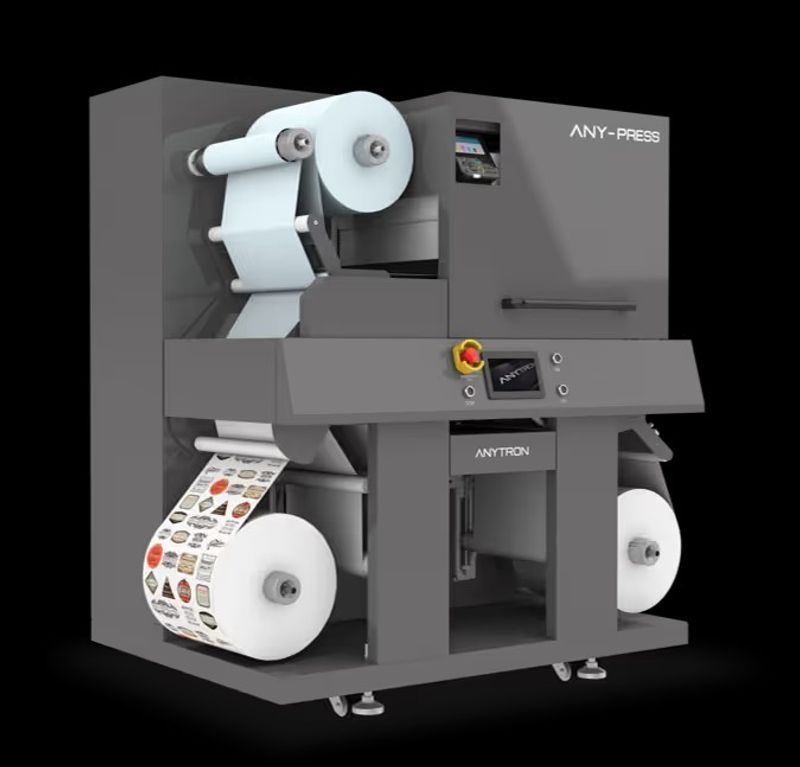 Stampante digitale per etichette in bobina ANY-PRESS, con stampa a cinque colori CMYK più bianco