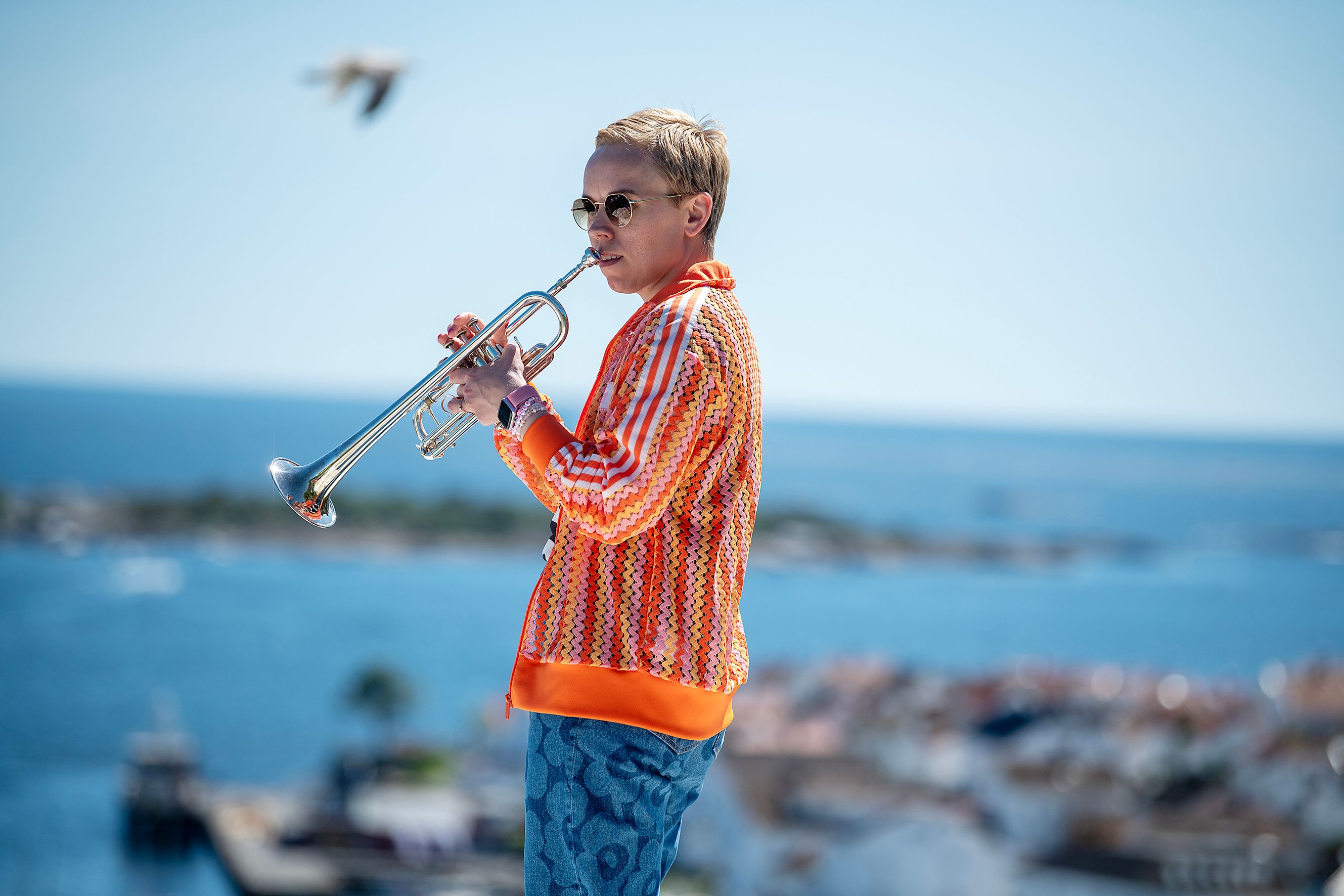 Tine Thing Helseth med trompet som står og ser utover Risør.