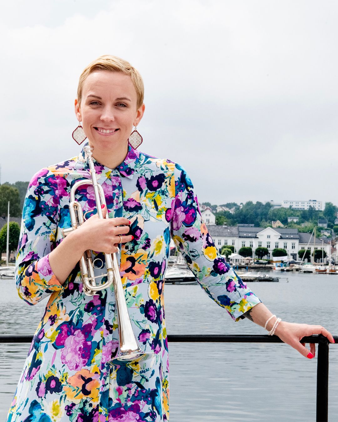 Tine Thing Helseth med trompet og Risør-by i bakgrunnen