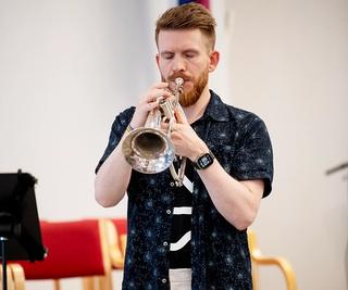 Trompetist Sebastian Haukås spiller