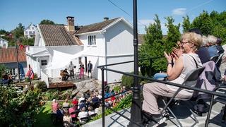 Publikum nyter konsert ute i det fri