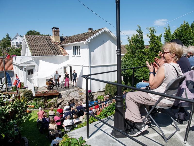 Publikum nyter konsert ute i det fri