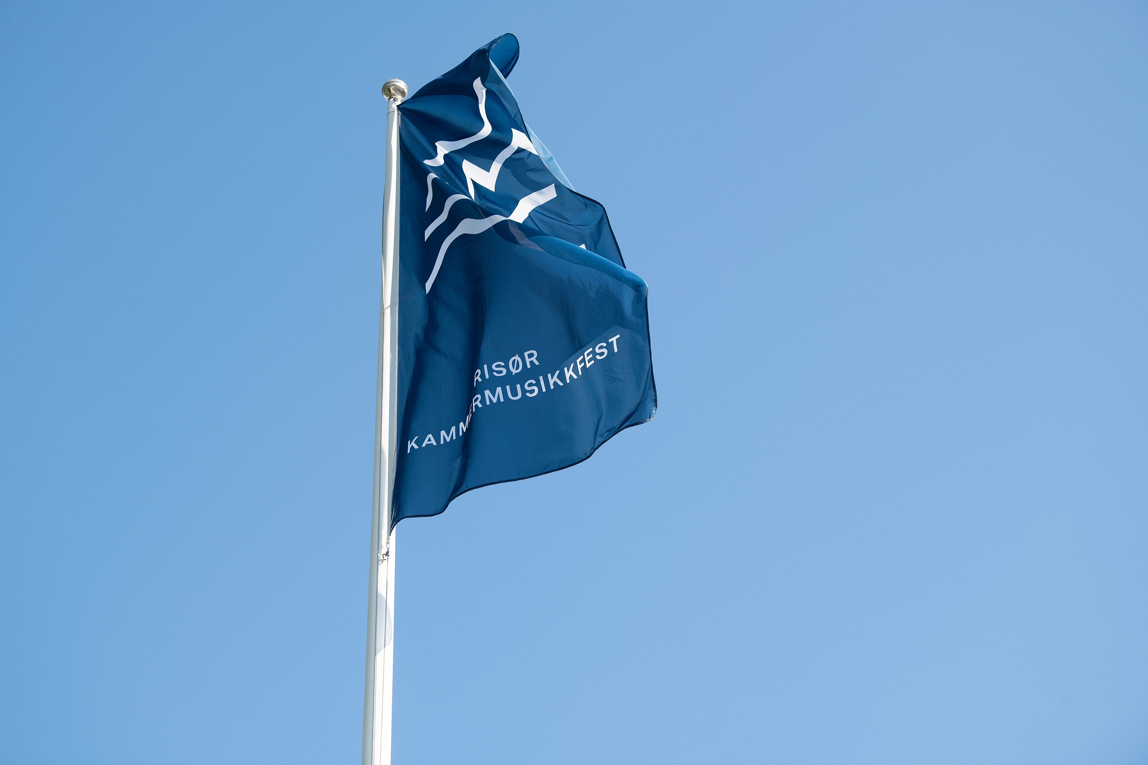 Risør kammermusikkflagg vaiende i vinden