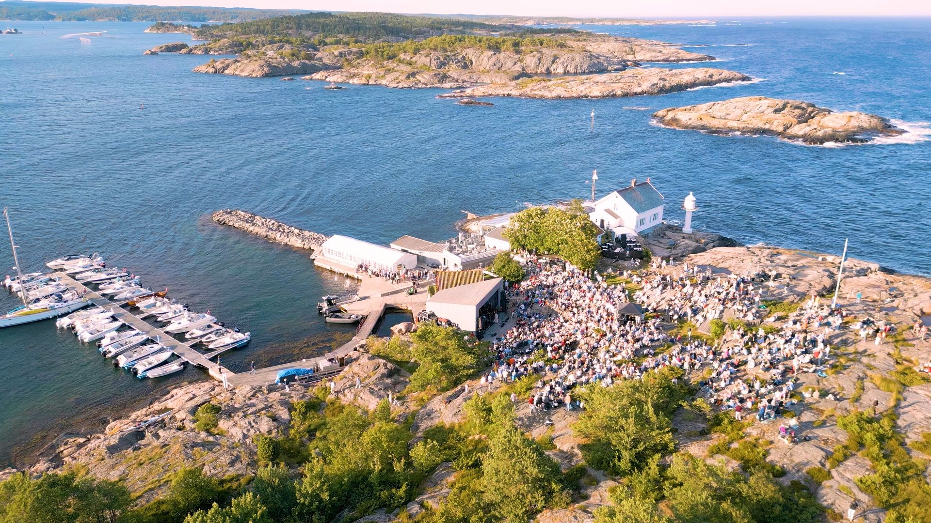 Fugleperspektiv av et fullsatt Stangholmen
