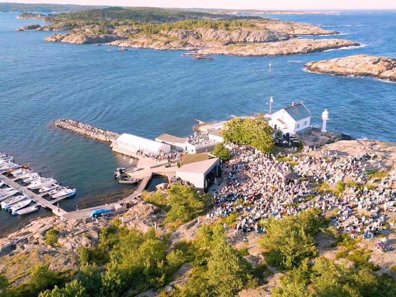 Fugleperspektiv av et fullsatt Stangholmen