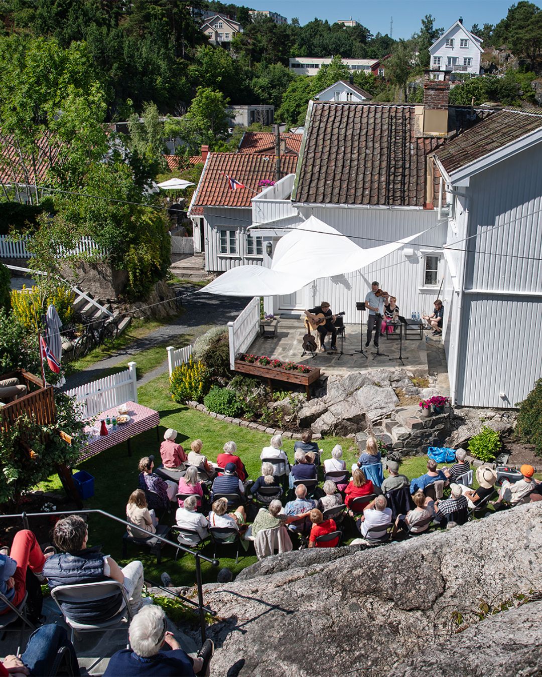 Utsikt fra toppe av hagen under en Hjemme hos-konsert i Risør