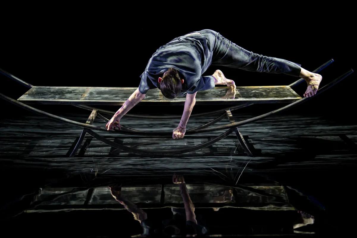 En danser i en forestilling