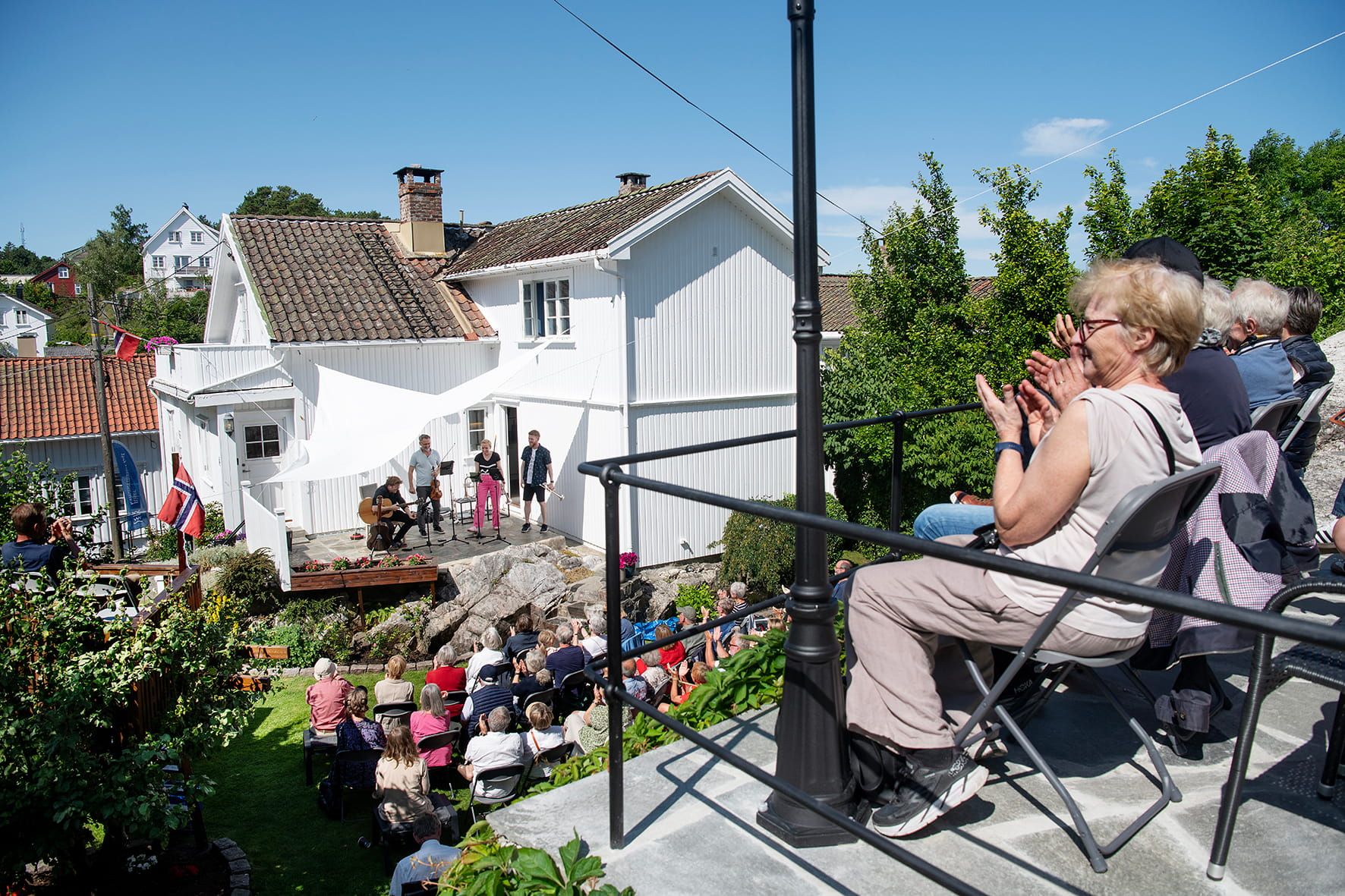 Publikum under en Hjemme hos-konsert under Risør kammermusikkfest