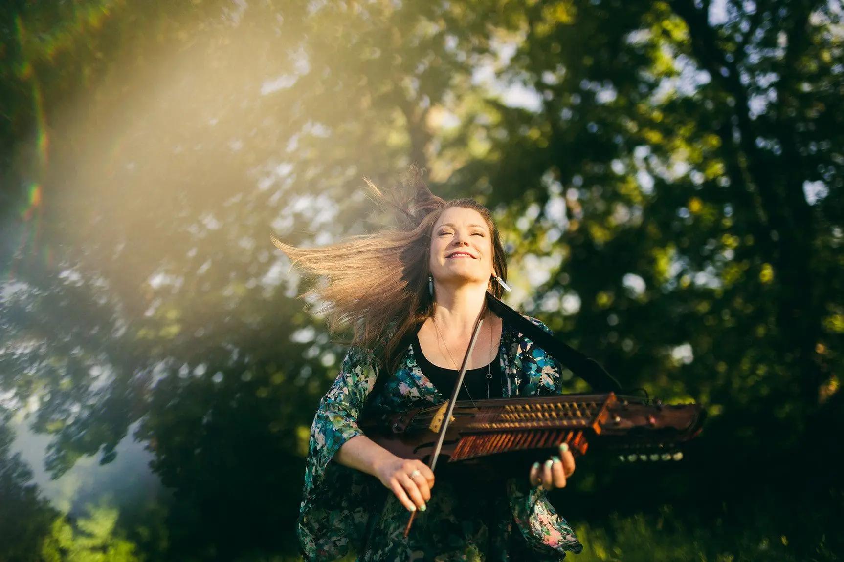 Emilia Amper spiller nyckelharpa