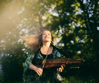 Emilia Amper spiller nyckelharpa