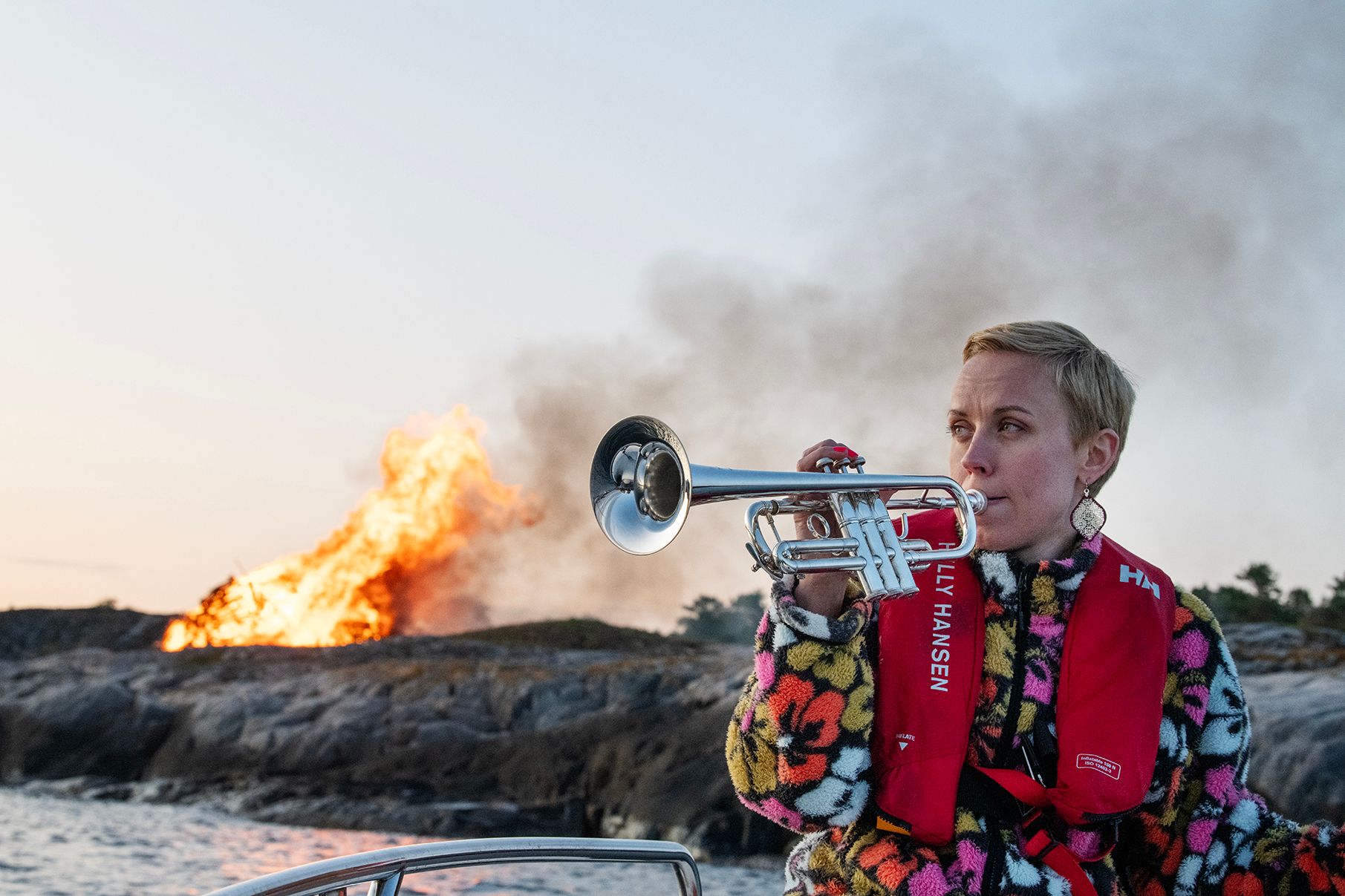Trompetist Tine Thing Helseth foran en Sankthansbål