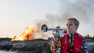 Trompetist Tine Thing Helseth foran en Sankthansbål