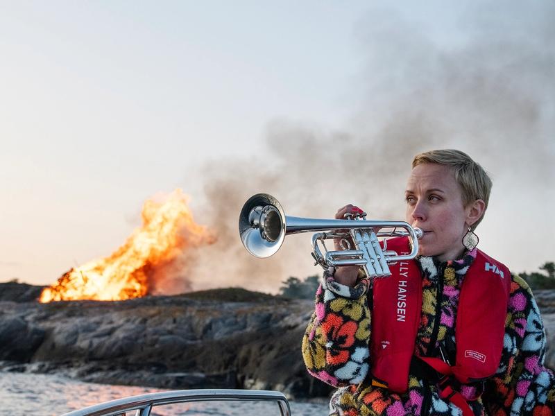 Trompetist Tine Thing Helseth foran en Sankthansbål