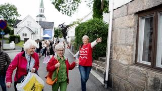 Publikum vandrer i Risør