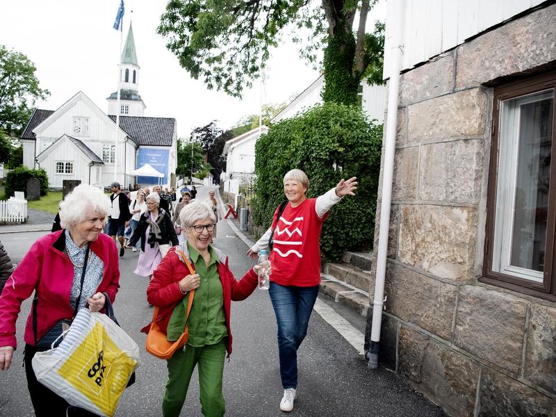 Publikum vandrer i Risør