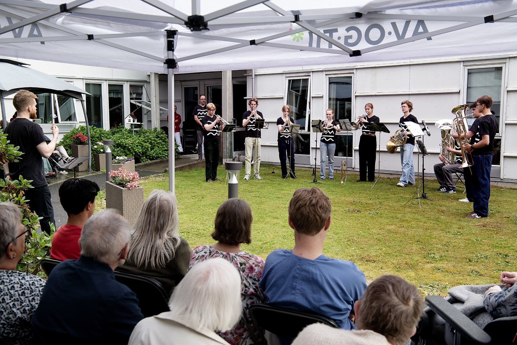 Publikum hører på messingblåsere