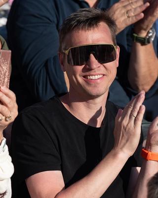 A delighted male audience member in quick glasses applauds during the concert on Stangholmen