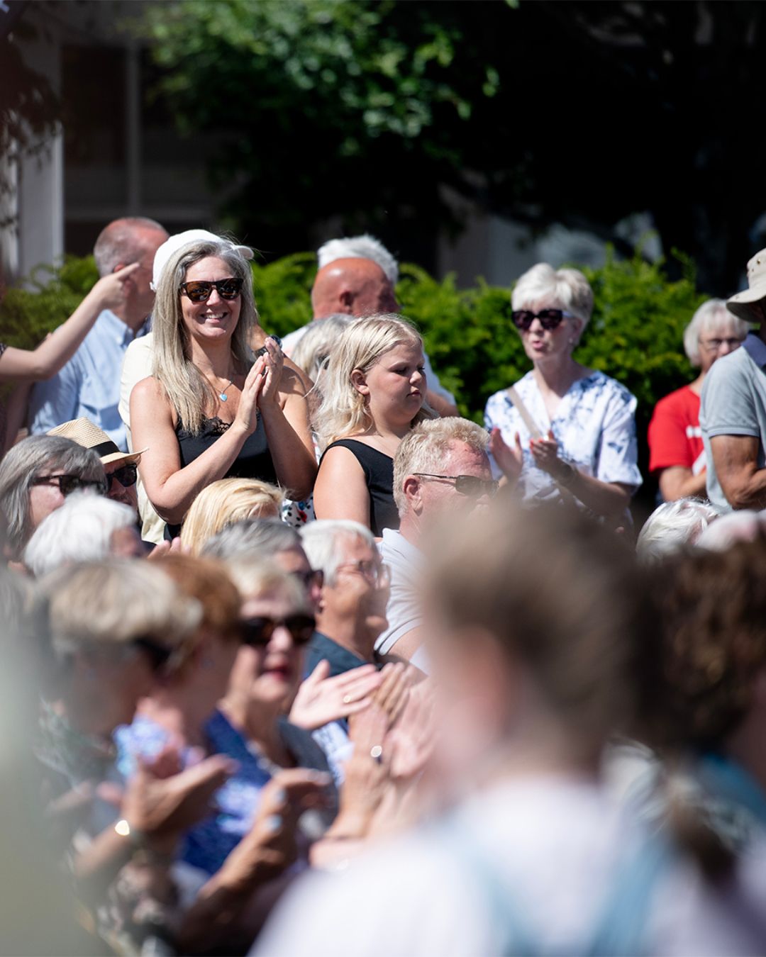 Glade folk på Torvet i Risør under Risør kammermusikkfest