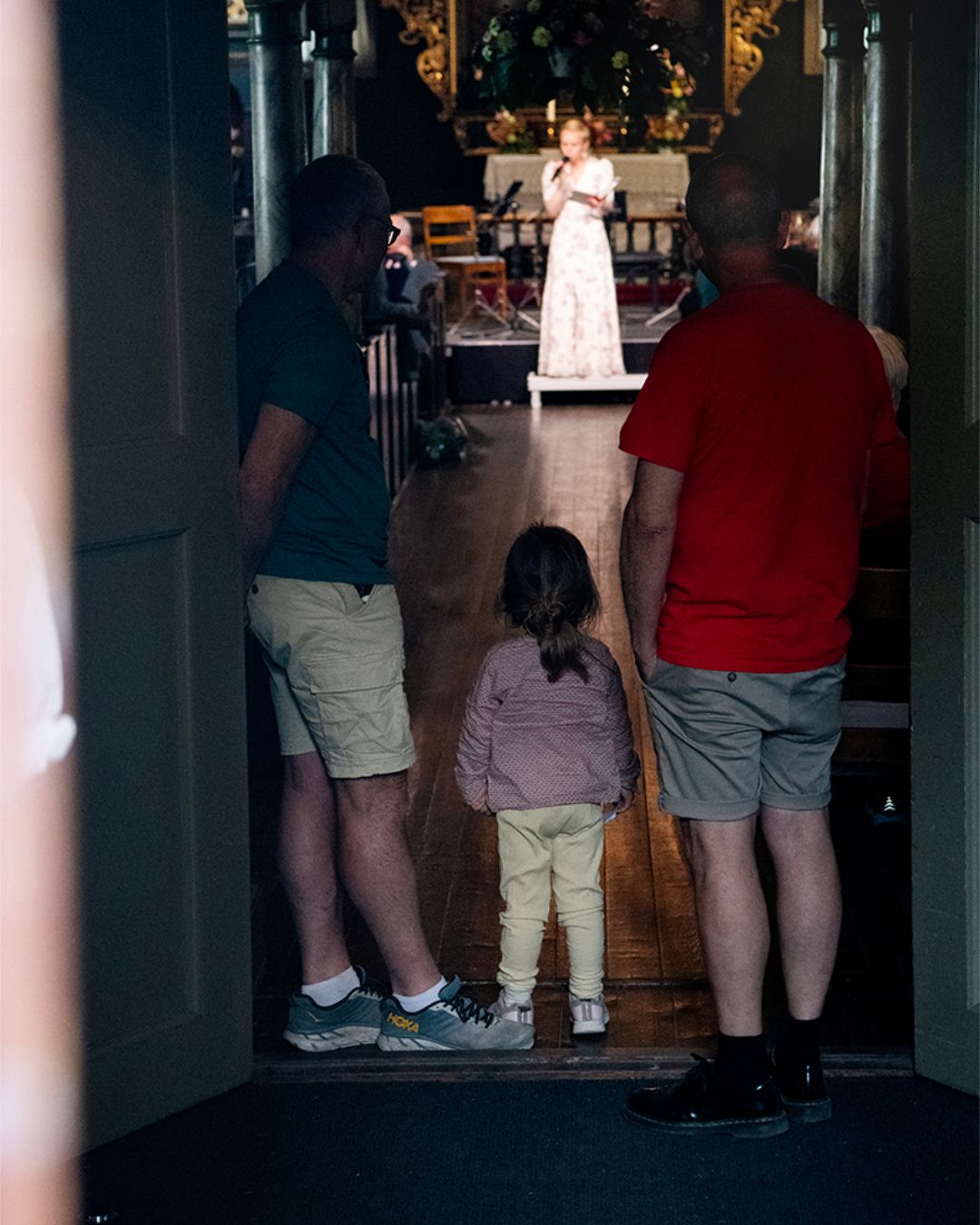 Ei lita jente i døråpningen ser på Tine Thing Helseth spille trompet