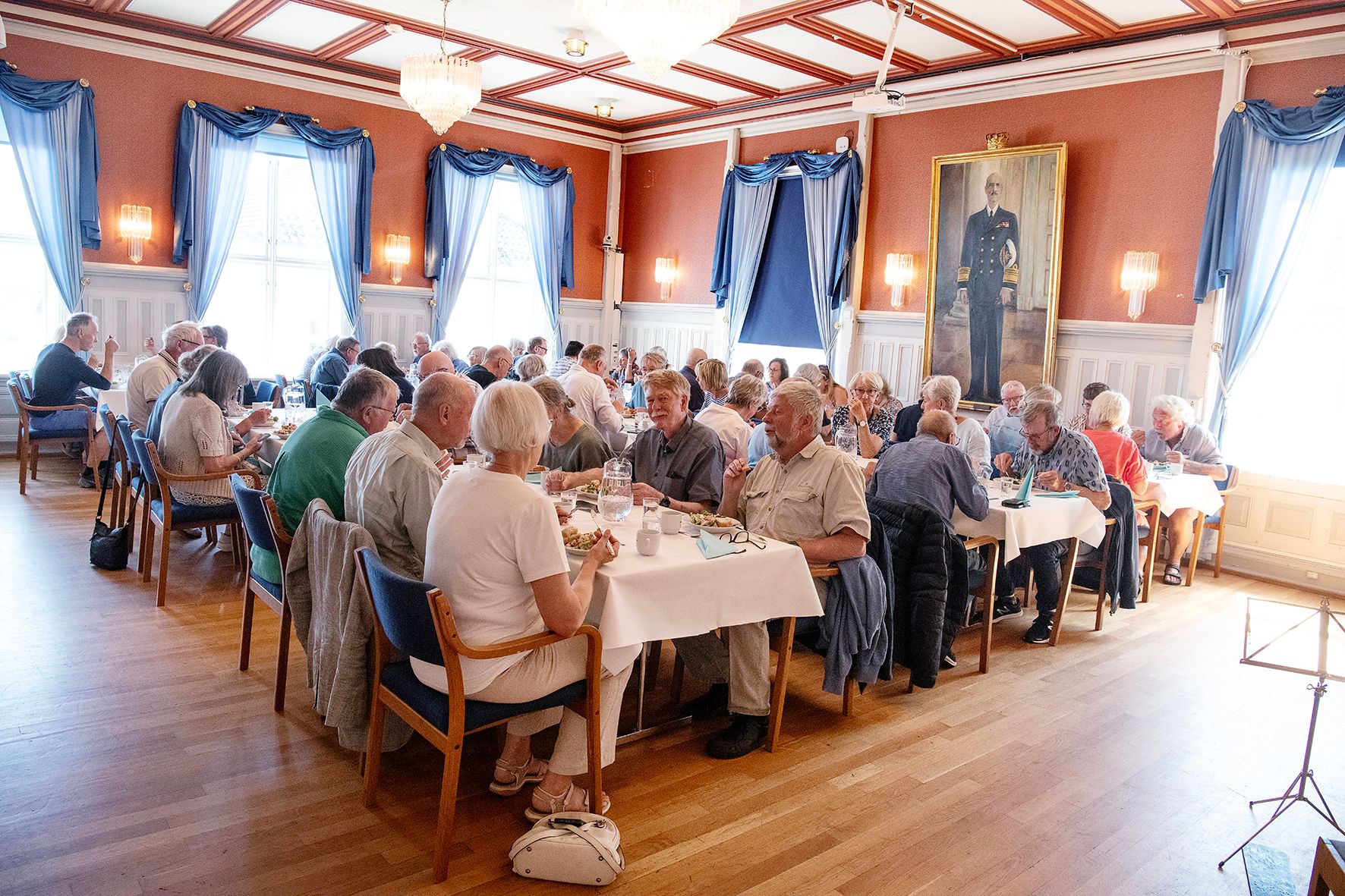 Gjester som spiser et deilig måltid i ærverdige Risør rådhus