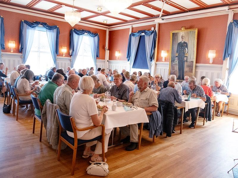 Gjester som spiser et deilig måltid i ærverdige Risør rådhus