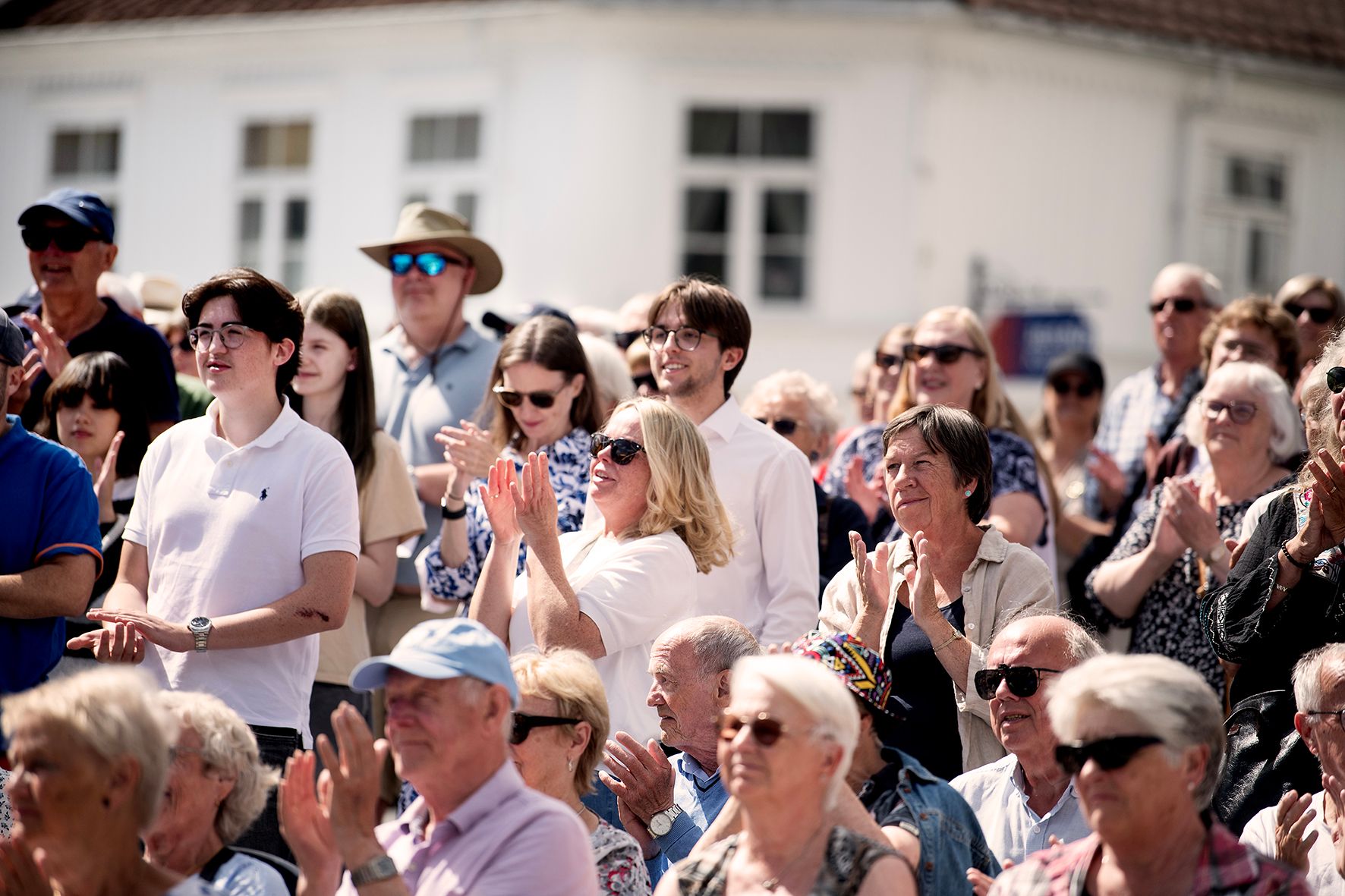 Publikum som applauderer