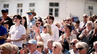 Publikum som applauderer