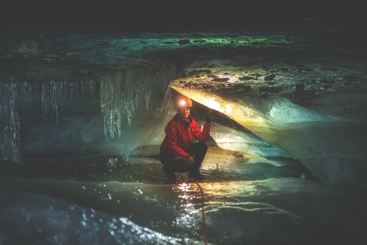 Guide i isfylld grotta i Tuna Hästberg