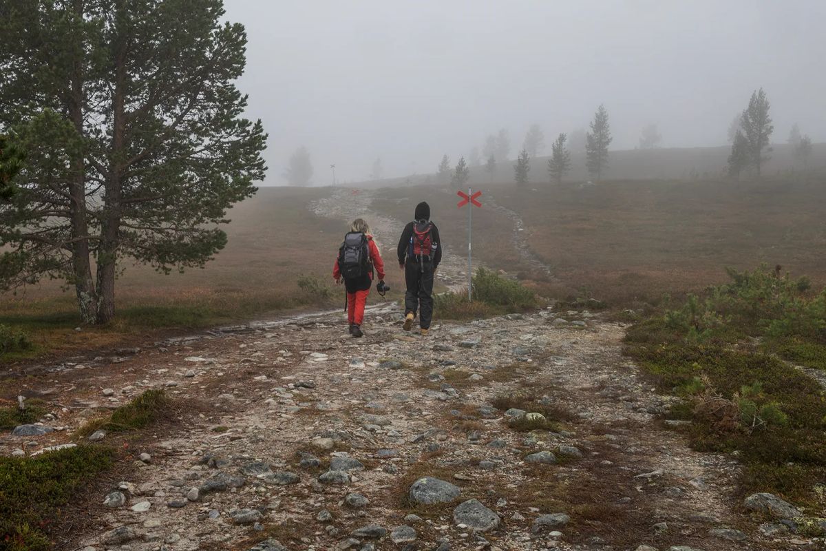 Vandrare en dimmig dag i Grövelsjön