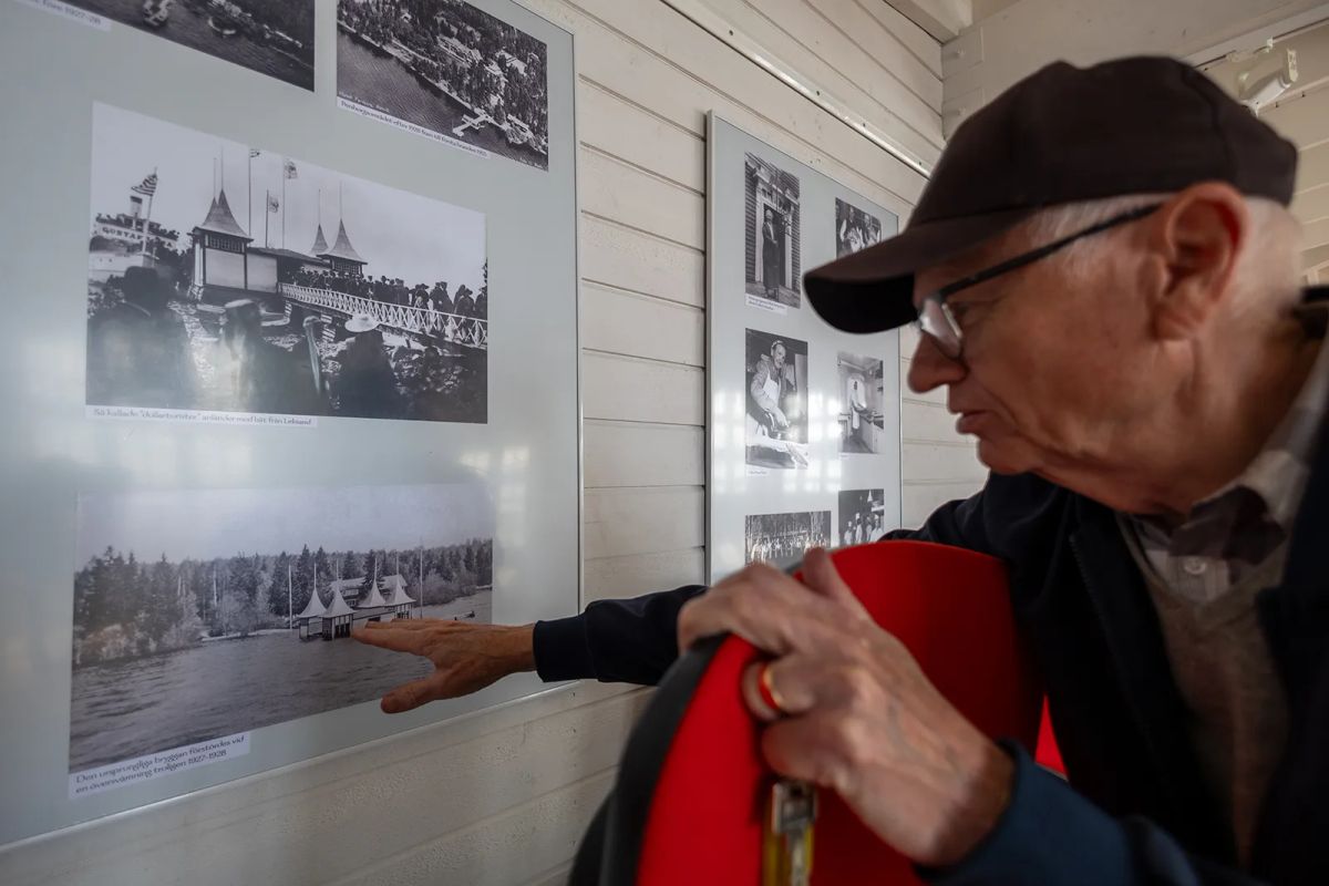 Torbjörn Malm pekar på historiska bilder av Persborgs brygga