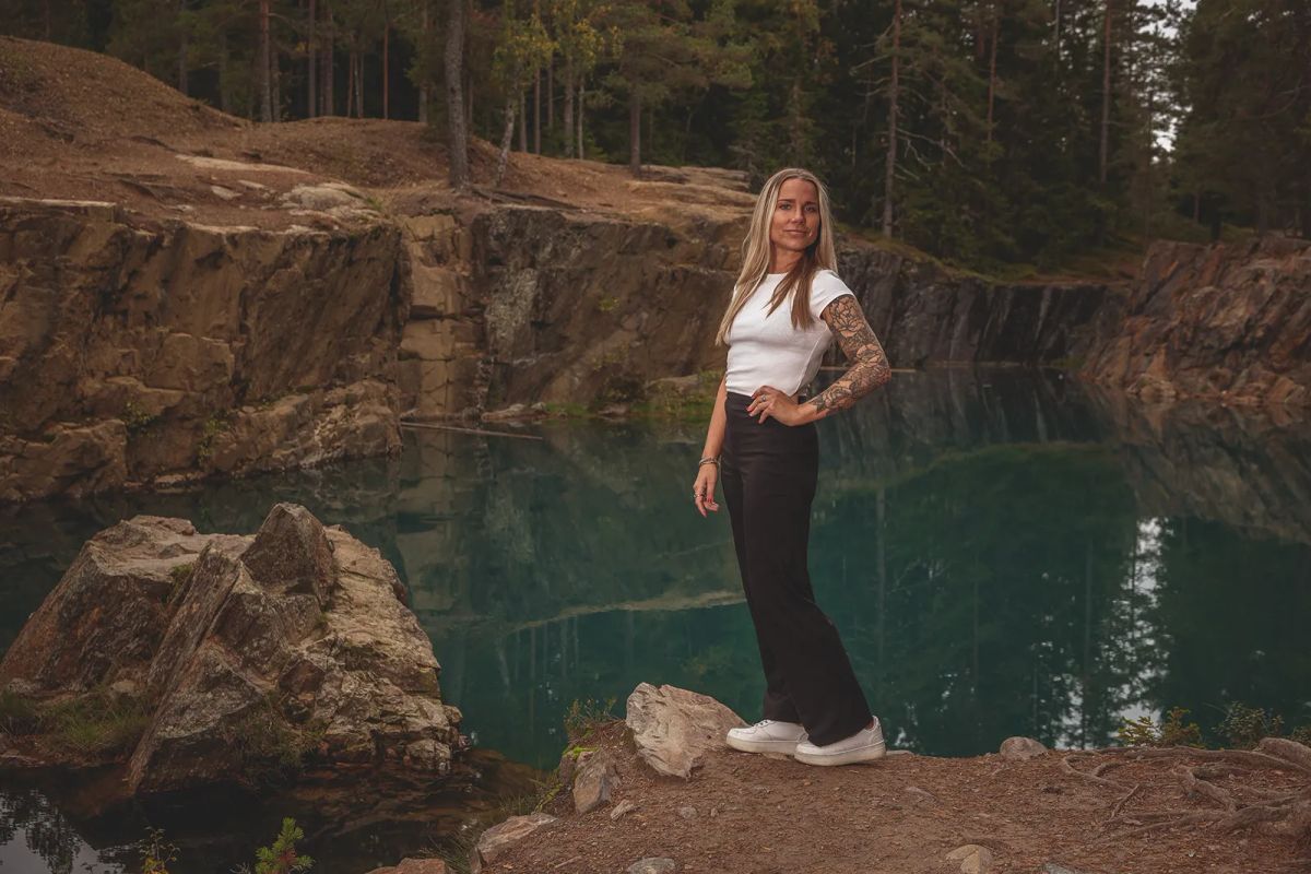Turkost vatten i gruvbrott med speglade klippväggar vid Östra Silvberg.