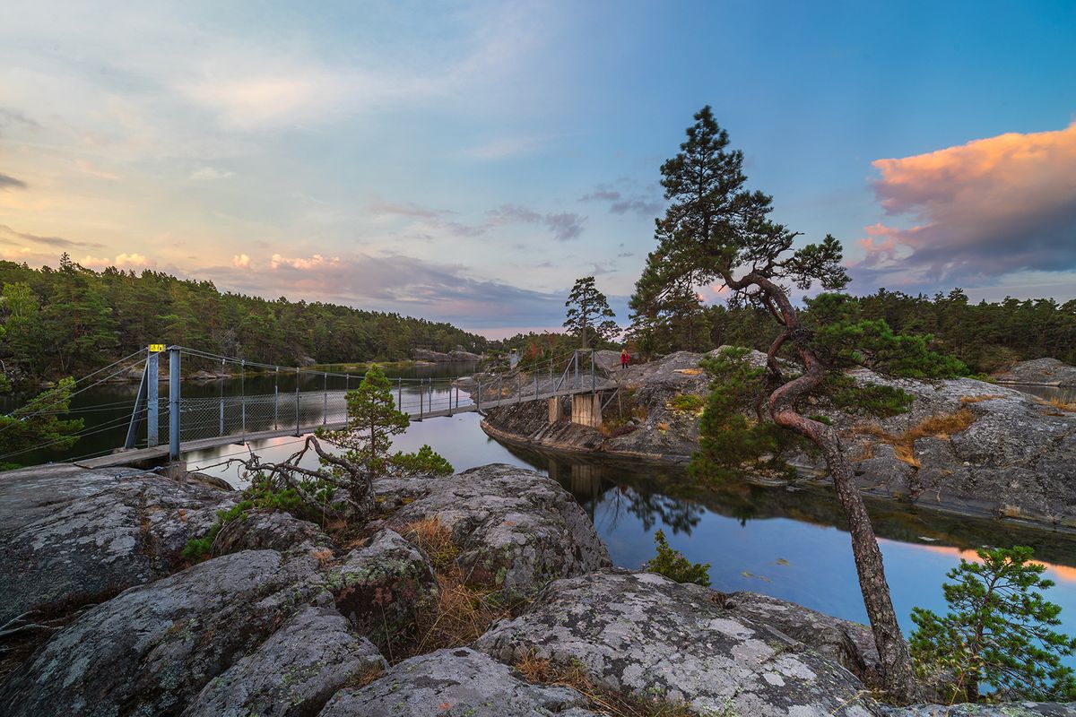 Vidvinkelvy över den första hängbron vid entré Äspskär i Stendörren.