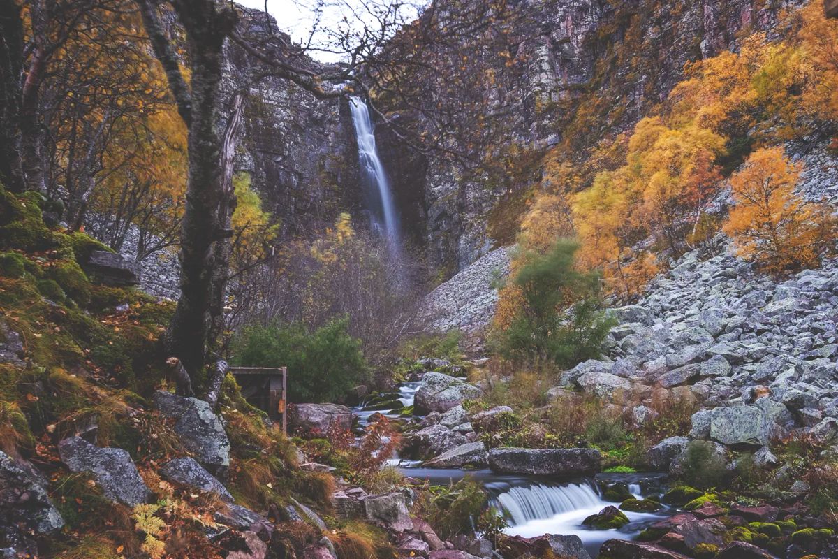 Njupeskärs vattenfall under hösten