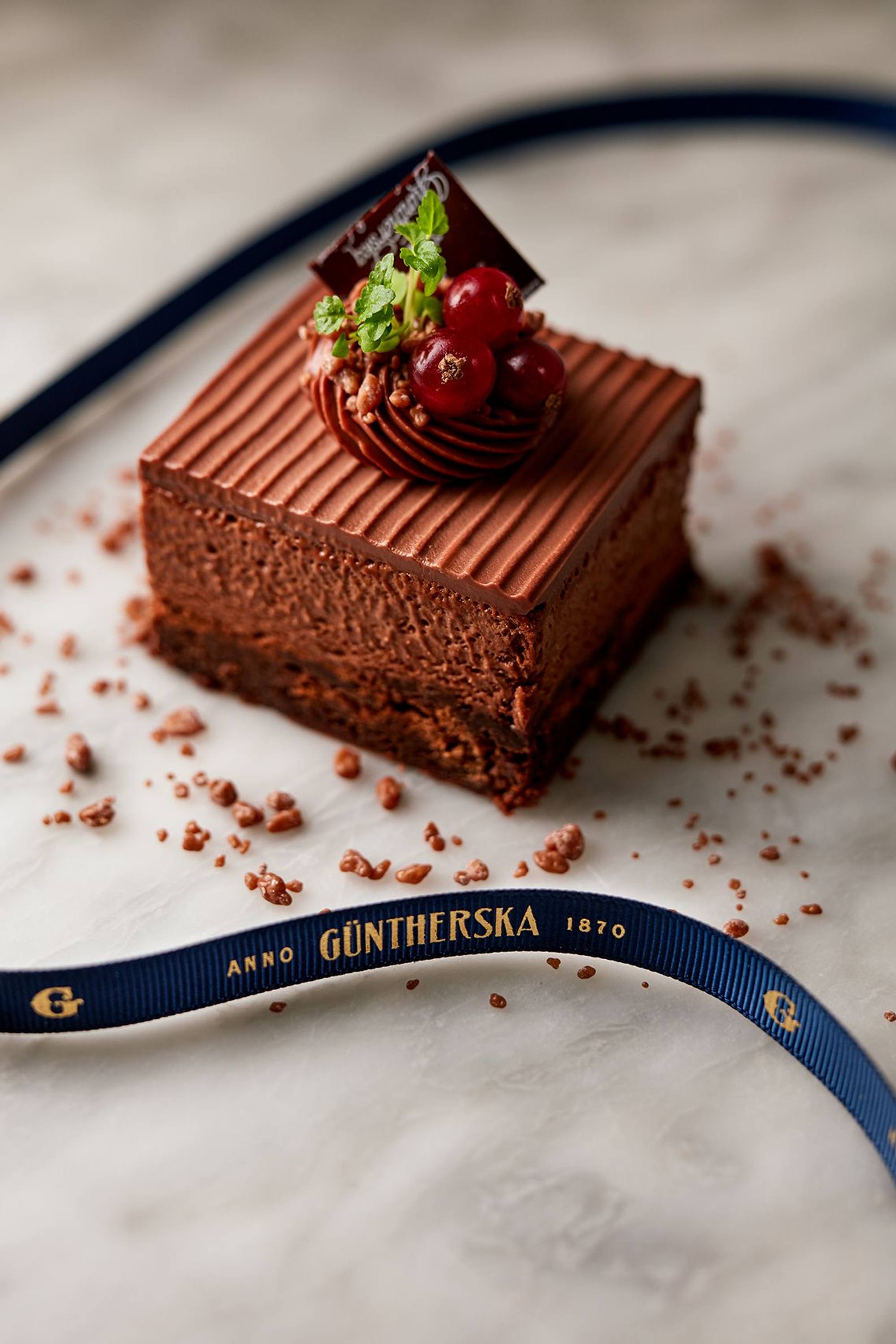 Güntherska: 03 · chocolate cake and ribbon