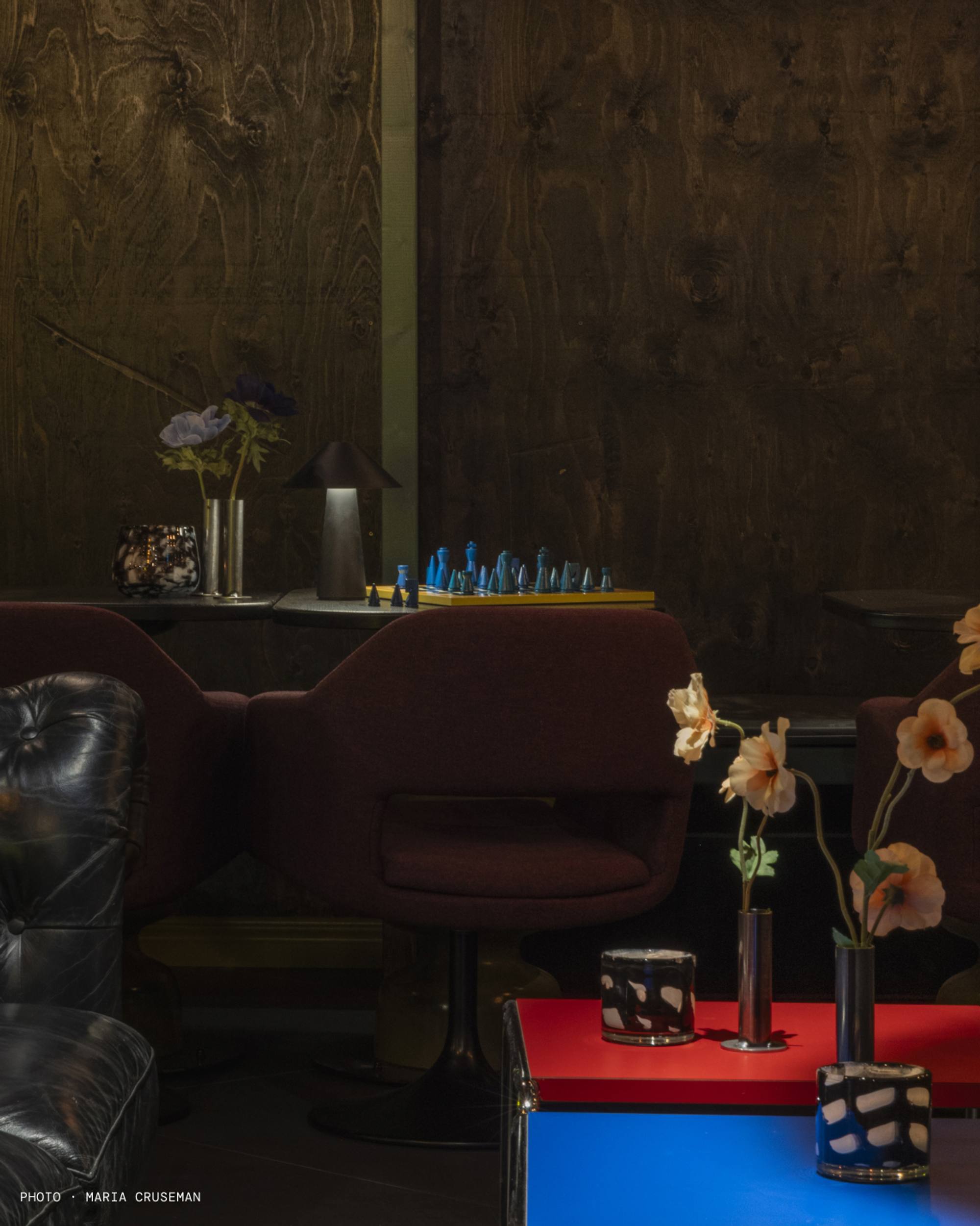 Sonoro: red and blue in the lounge