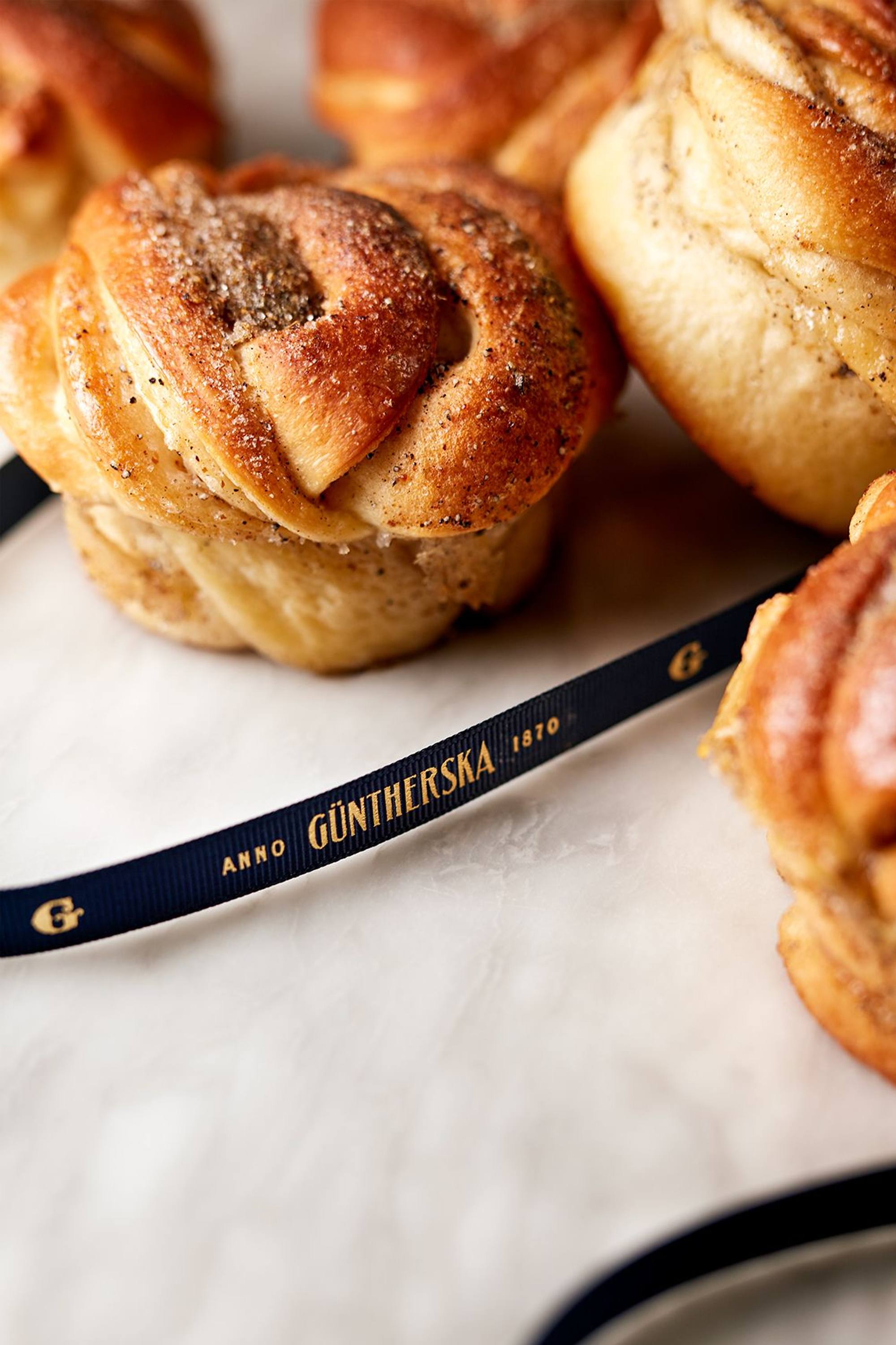 Güntherska: 02 · cardamom buns and ribbon