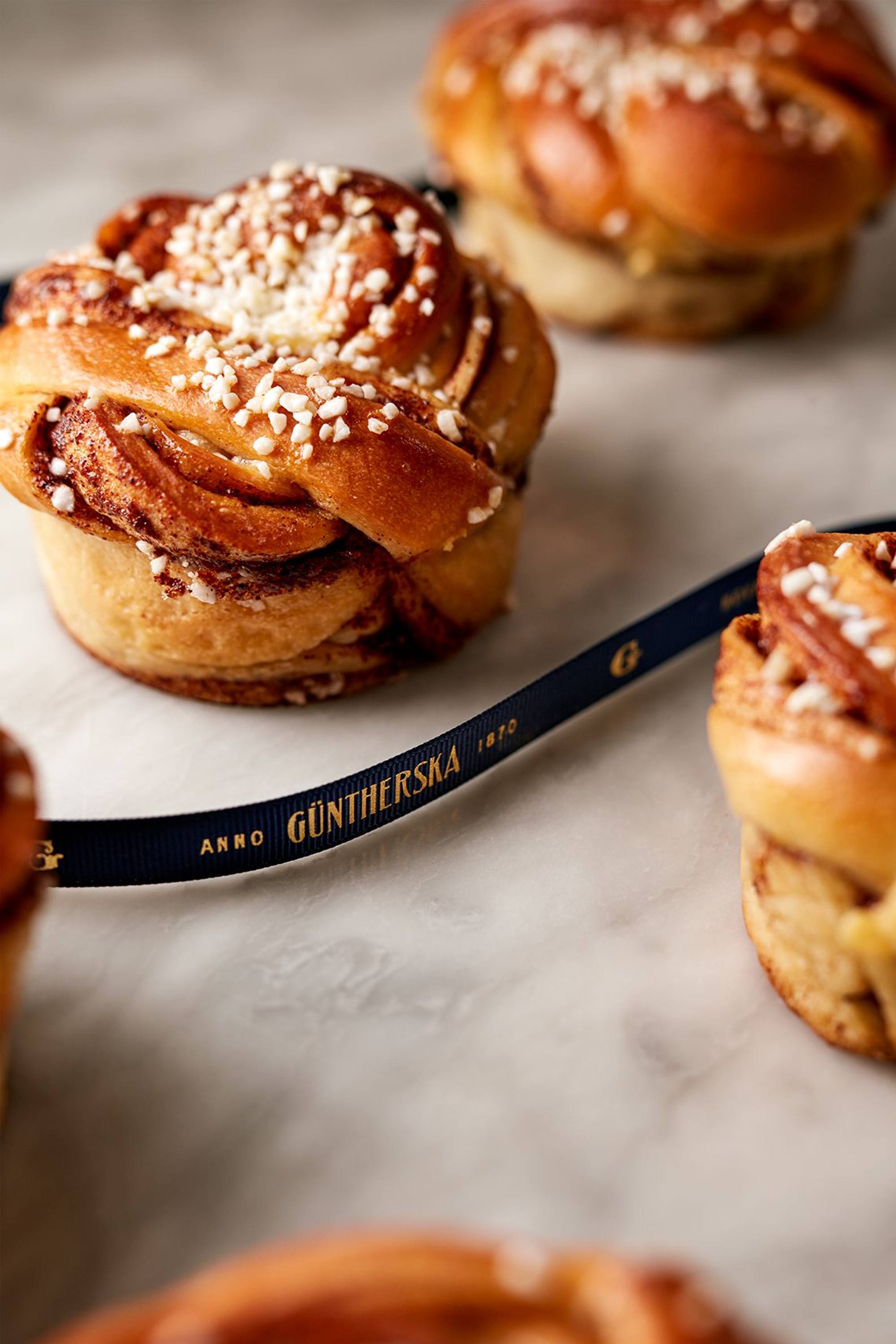 Güntherska: 05 · cinnamon bun and ribbon