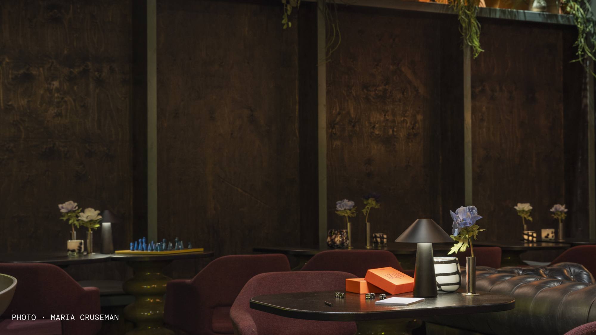 Sonoro: the lounge under the lamps